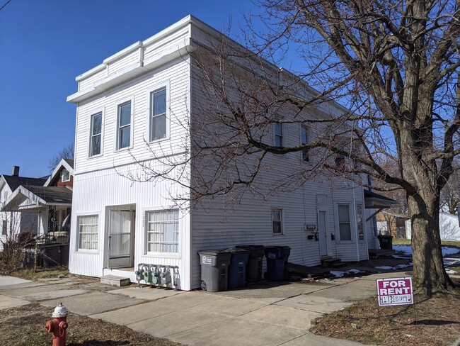 1002 Prouty Ave, Unit C in Toledo, OH - Foto de edificio - Building Photo