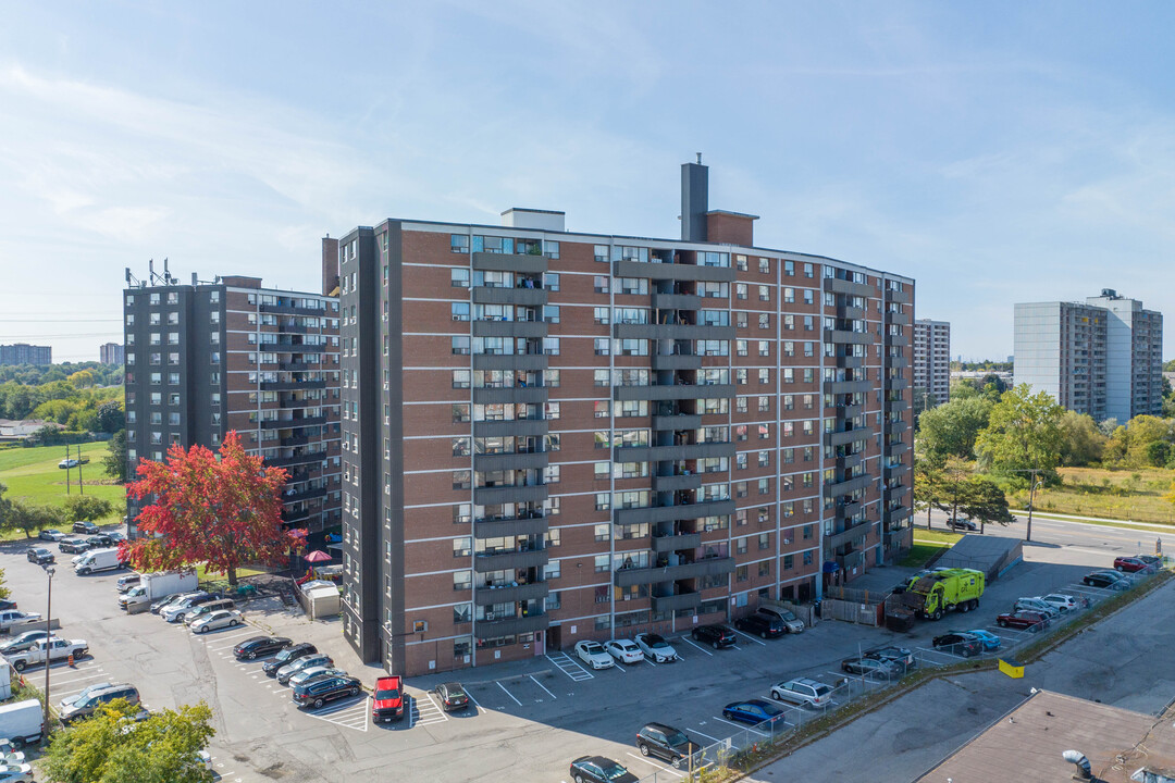 1385 Midland Ave in Toronto, ON - Building Photo