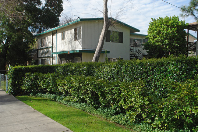 61 Vinedo Ave in Pasadena, CA - Foto de edificio - Building Photo