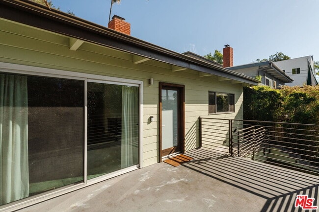 2042 Sanborn Ave in Los Angeles, CA - Building Photo - Building Photo