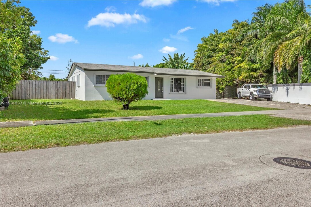 4900 SW 106th Ave in Miami, FL - Building Photo