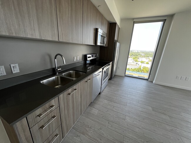 208 NE 35th Ter, Unit C1 in Miami, FL - Foto de edificio - Building Photo