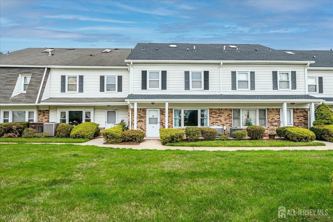 9 Yarmouth Village in Scotch Plains, NJ - Building Photo
