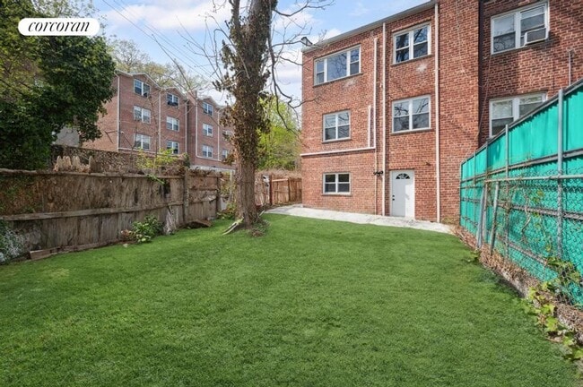 224 W 252nd St in Bronx, NY - Foto de edificio - Building Photo