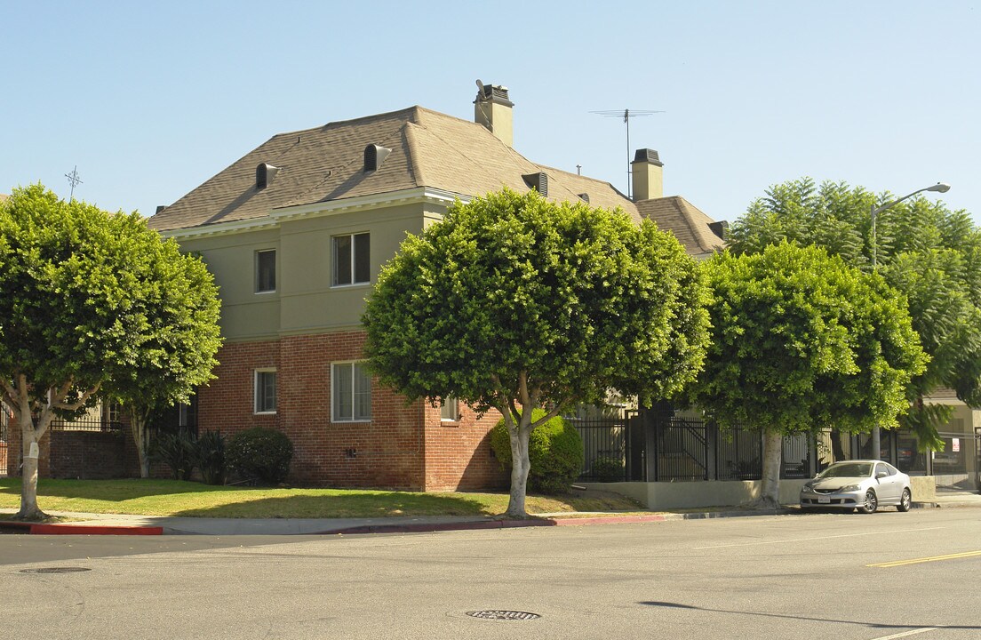 1300 N Alta Vista Blvd in Los Angeles, CA - Building Photo