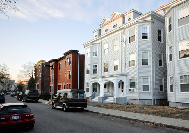 96-102 Winthrop St in Roxbury, MA - Foto de edificio - Building Photo