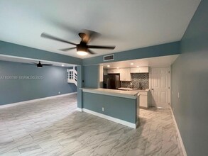 330 Sunshine Dr in Coconut Creek, FL - Foto de edificio - Building Photo