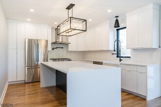 76 Burnet Rd in Madison, NJ - Building Photo - Building Photo