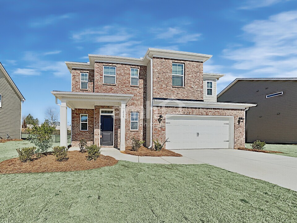 214 Lake Vista Dr in Loganville, GA - Building Photo