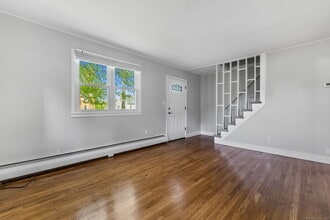 305 Slater Rd in New Britain, CT - Building Photo - Building Photo