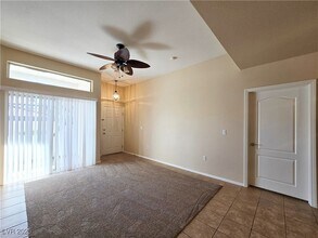 3325 Cactus Shadow St, Unit 101 in Las Vegas, NV - Foto de edificio - Building Photo