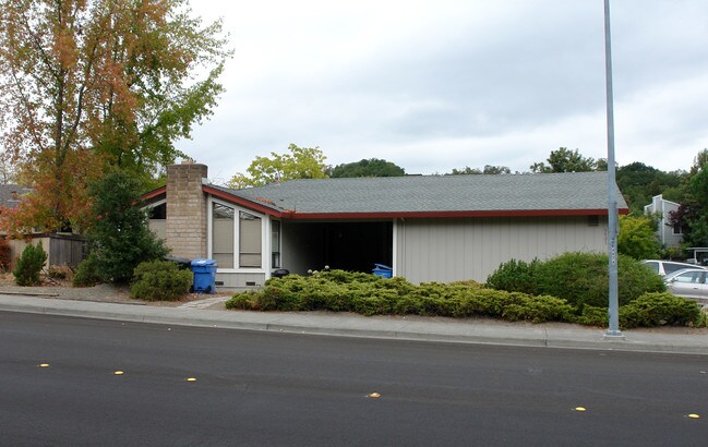 1521 Neotomas Ave in Santa Rosa, CA - Foto de edificio - Building Photo