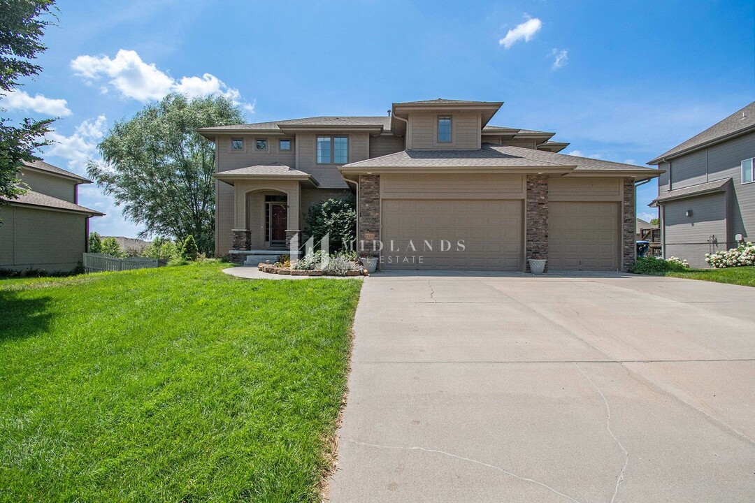7533 Castle St in Papillion, NE - Building Photo