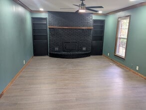 1306 Marion Dr in Neosho, MO - Foto de edificio - Building Photo