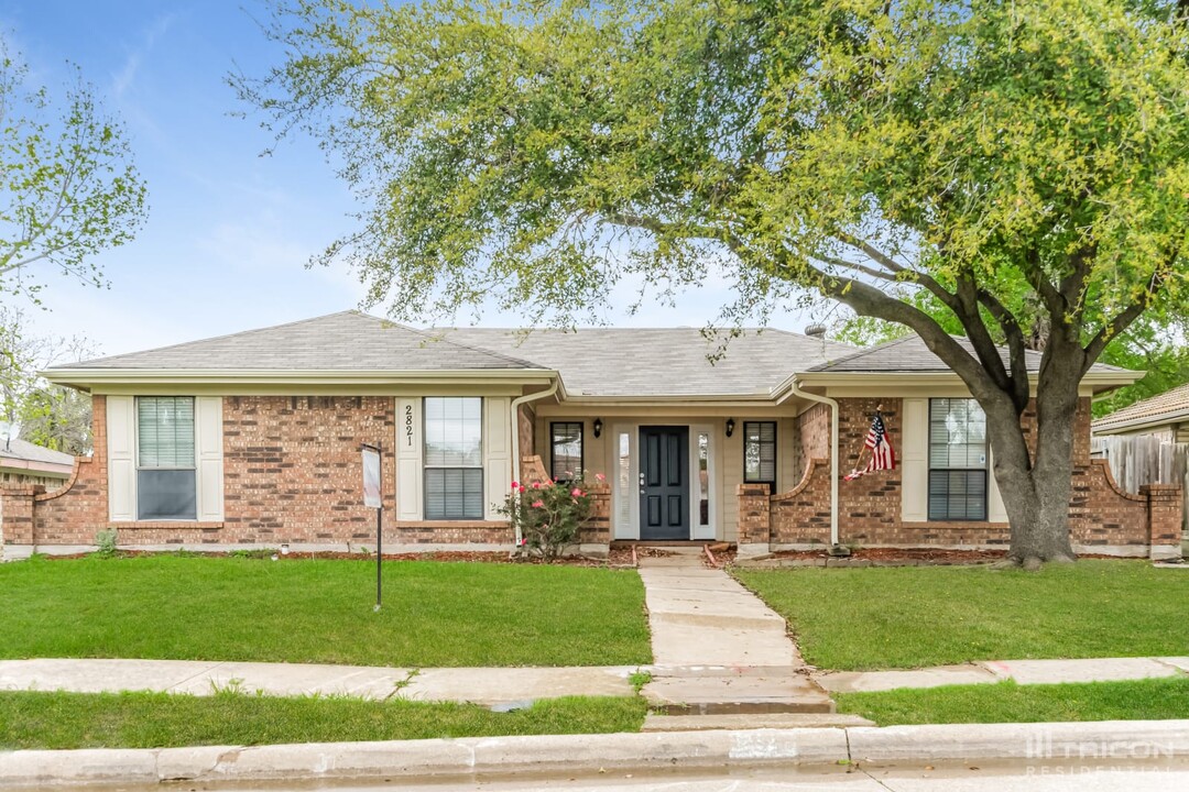 2821 El Paso Way in Mesquite, TX - Building Photo
