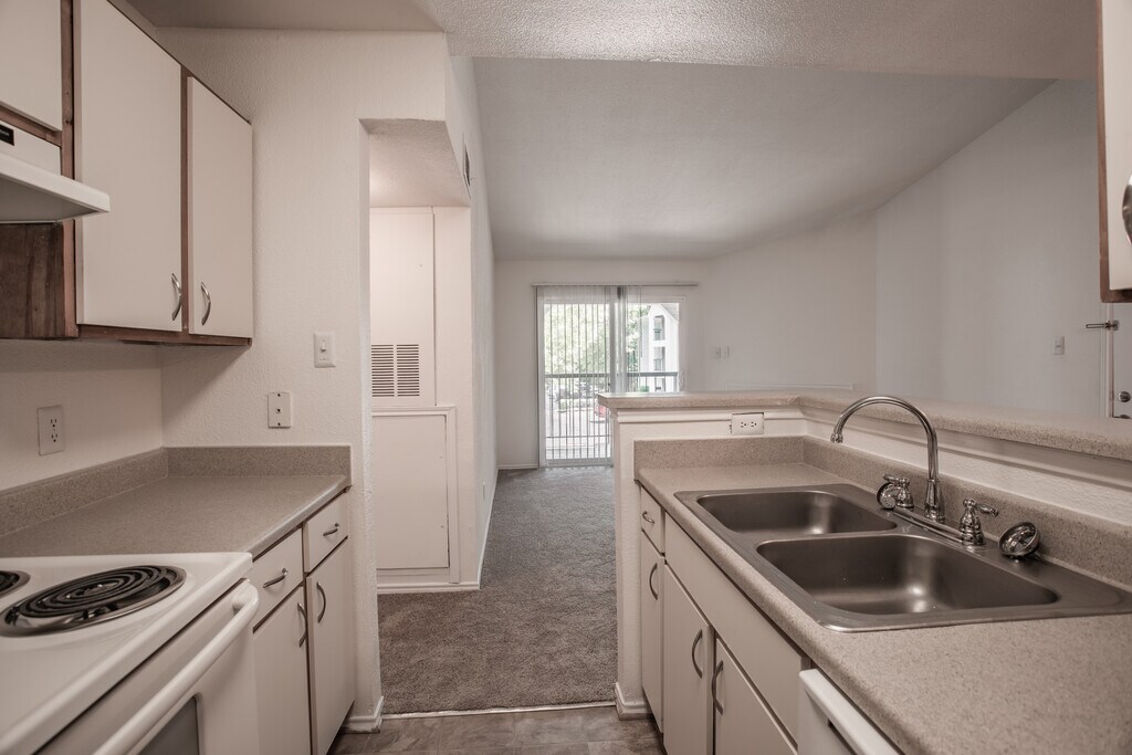 Legends At The Beach Apartments in Virginia Beach, VA