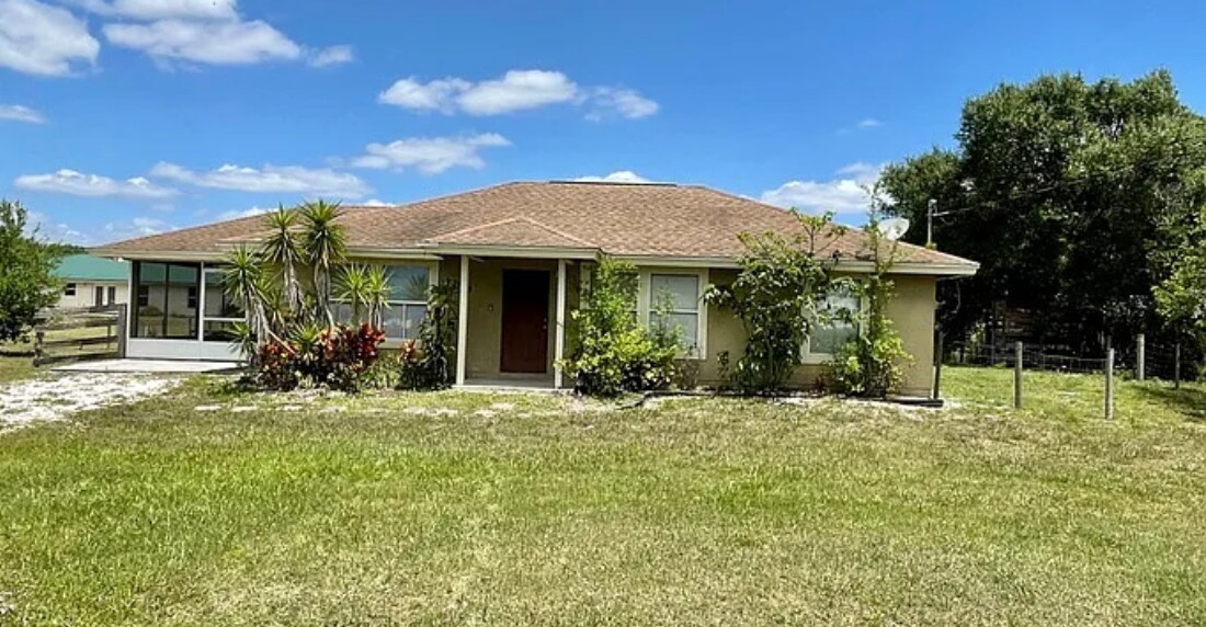 7273 NW 80th Ct in Okeechobee, FL - Building Photo
