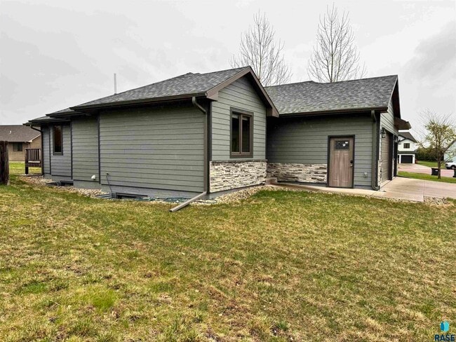 504 Cedar Dr in Harrisburg, SD - Building Photo - Building Photo