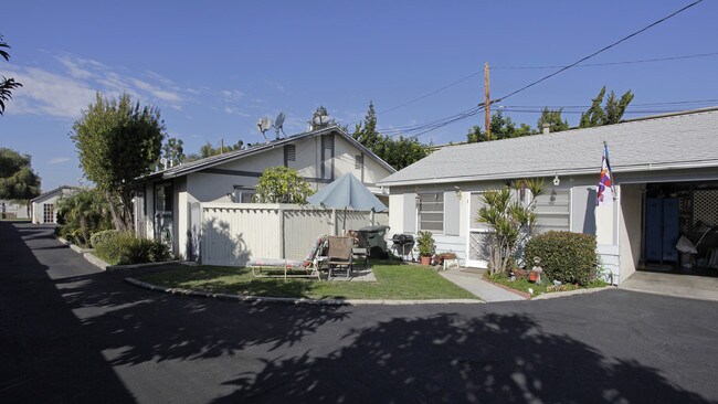 2320 Elden Ave in Costa Mesa, CA - Foto de edificio - Building Photo