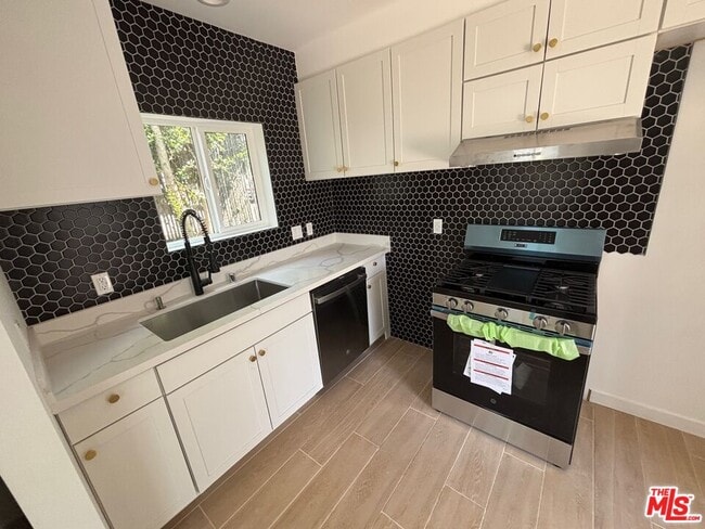 2751 Mary St in Montrose, CA - Building Photo - Building Photo