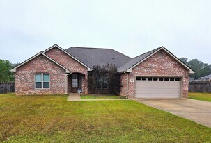 516 Woodland Pkwy in Leesville, LA - Building Photo