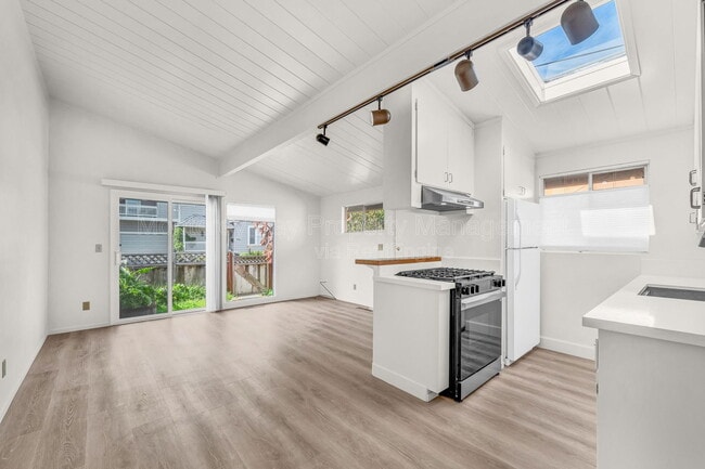 215 Willow St in Pacific Grove, CA - Building Photo - Building Photo