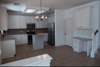 102 N Queenscliff Cir in Spring, TX - Building Photo - Building Photo