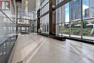 386 Yonge St in Toronto, ON - Building Photo - Building Photo