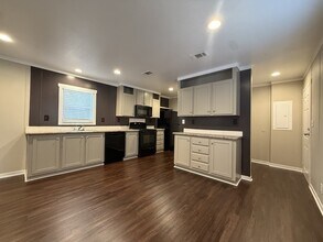 113 Lillian St in Conroe, TX - Building Photo - Building Photo