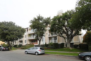 1646 Greenfield Ave in Los Angeles, CA - Foto de edificio - Building Photo