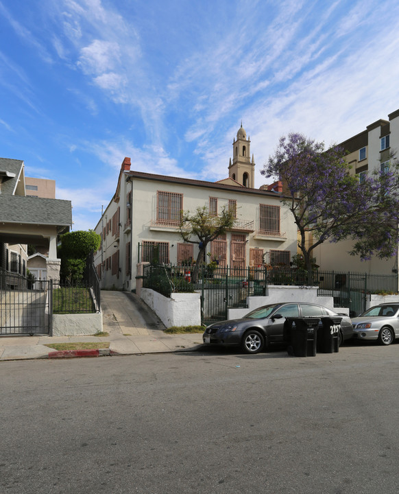 2951 Francis Ave in Los Angeles, CA - Foto de edificio