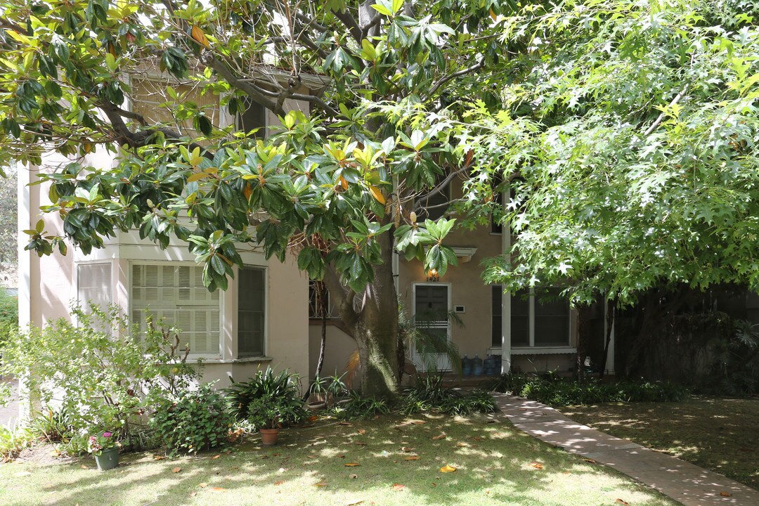 1427 Greenfield Ave in Los Angeles, CA - Foto de edificio