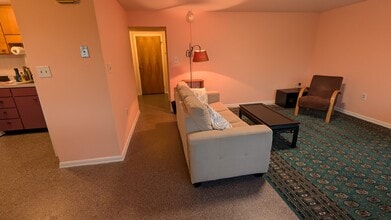 143 Campbell Ave, Unit Apartment in Ithaca, NY - Foto de edificio - Building Photo