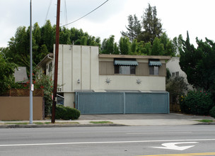 6152 Woodman Ave in Van Nuys, CA - Building Photo - Building Photo