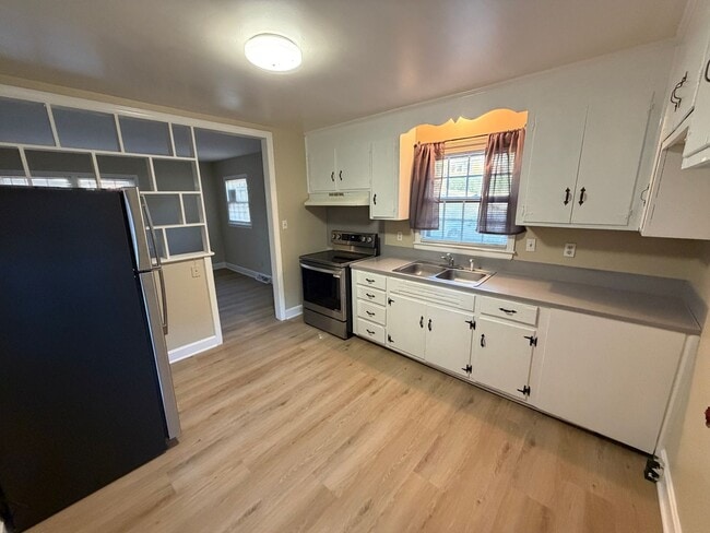 property at 3728 Dresden Dr E