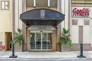 8 Park Rd in Toronto, ON - Building Photo