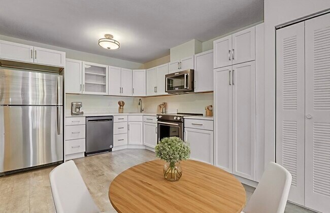 1850 Beacon St, Unit 404 in Brookline, MA - Building Photo - Building Photo