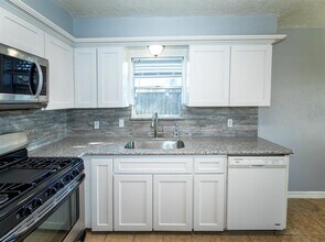 218 Page Ln in Deer Park, TX - Building Photo - Building Photo