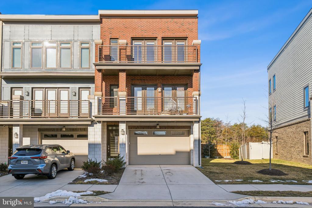 20061 Old Line Terrace in Ashburn, VA - Building Photo