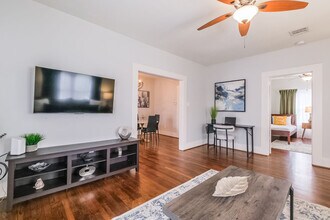 207 Lindale St in Houston, TX - Building Photo - Building Photo