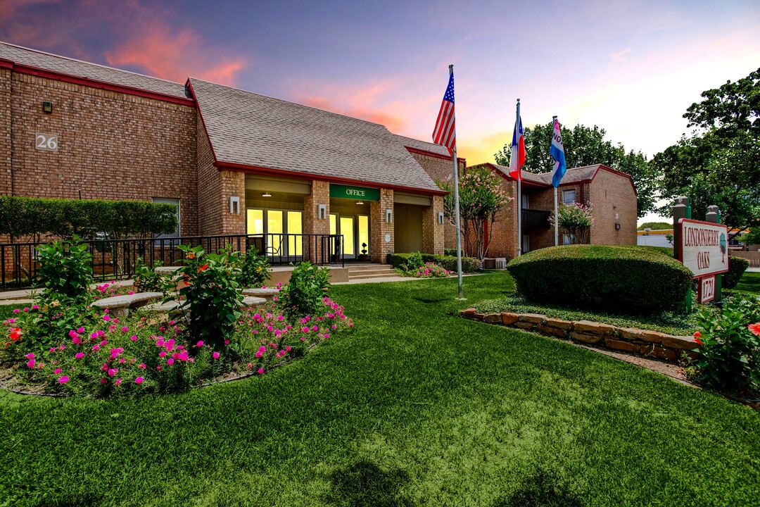 Londonderry Oaks in Denton, TX - Building Photo