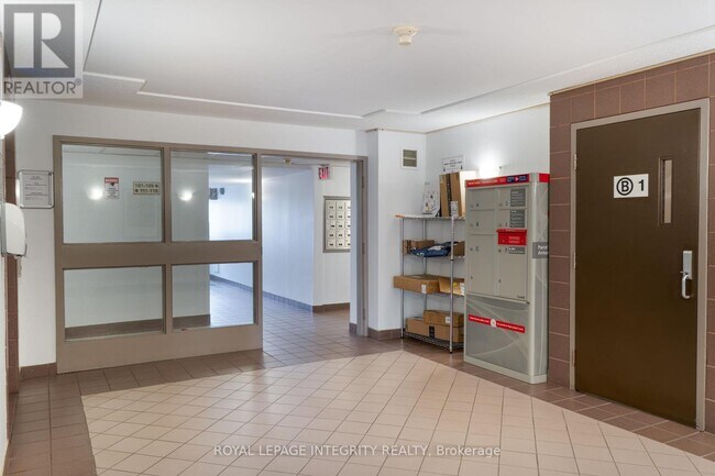 270 Brittany Dr in Ottawa, ON - Building Photo - Building Photo