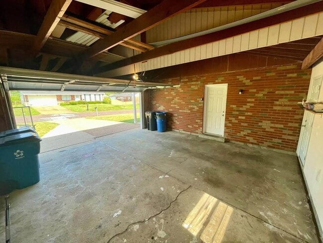 5307 Crestside Ln in St. Louis, MO - Foto de edificio - Building Photo