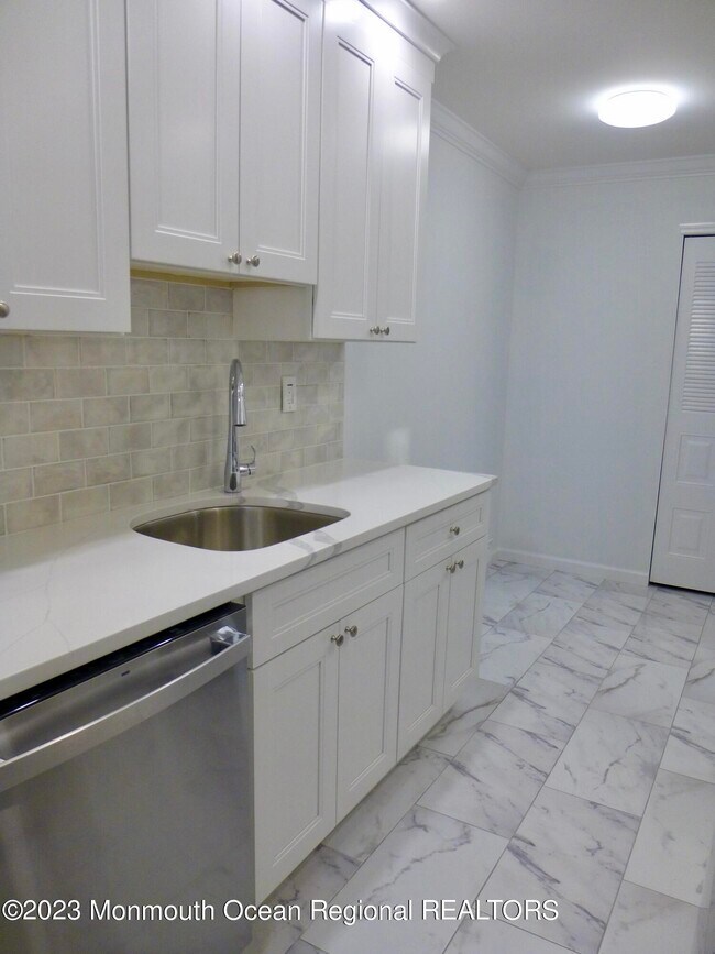 93 Arrowood Rd in Englishtown, NJ - Building Photo - Building Photo