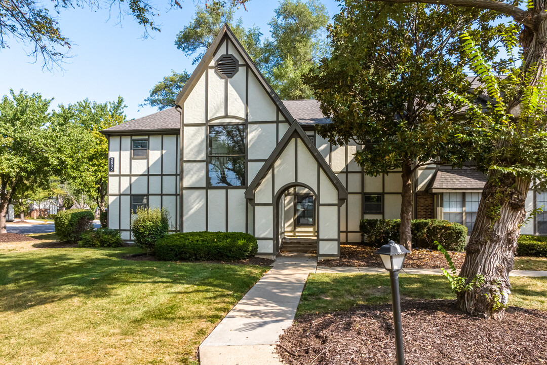 Corinth Place in Prairie Village, KS - Building Photo