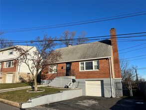 15 Entrance Ct in Yonkers, NY - Building Photo - Building Photo