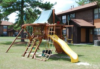 Wedgewood Apartments in Hinesville, GA - Foto de edificio - Building Photo