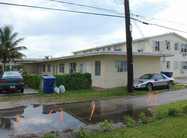 716 NE 8th St in Hallandale Beach, FL - Foto de edificio - Building Photo