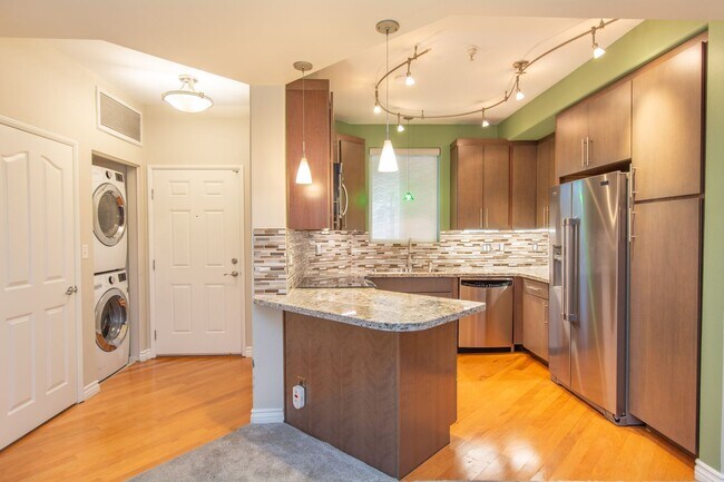 235 Market St-Unit -Unit 302 in San Diego, CA - Foto de edificio - Building Photo