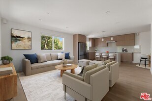 15211 Morrison St in Los Angeles, CA - Building Photo